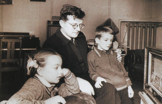 Д.Д. Шостакович с детьми