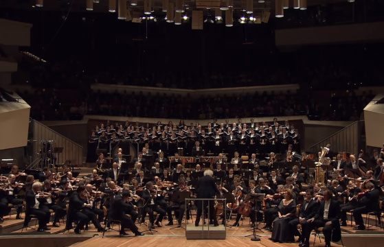 оркестр исполняет «Колокола» Рахманинова