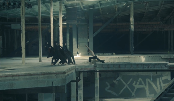 кадр из клипа BTS «Black Swan»