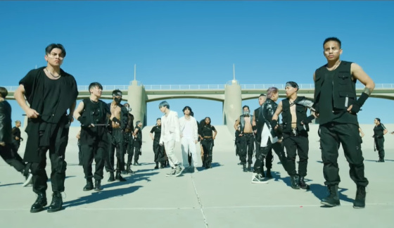 кадр из клипа BTS «ON»