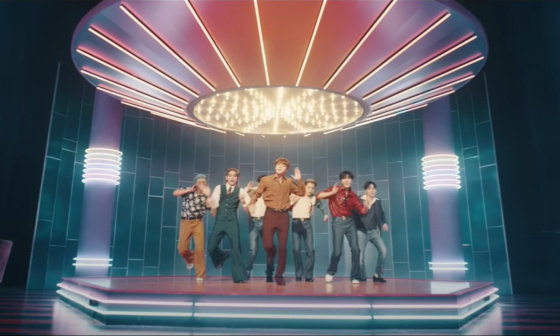 Кадр из клипа BTS «Dynamite»
