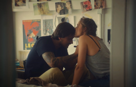 Кадр из клипа Миши Марвина, Ханны «Французский поцелуй»