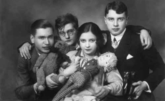 Дмитрий Шостакович с друзьями