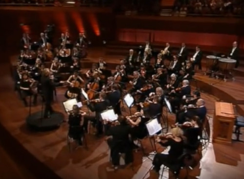 оркестр исполняет Симфонию №39 Моцарта