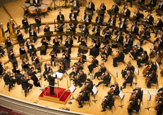 оркестр исполняет «Ночь на Лысой горе»