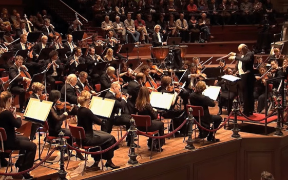 оркестр исполняет Симфонию №7 Бетховена