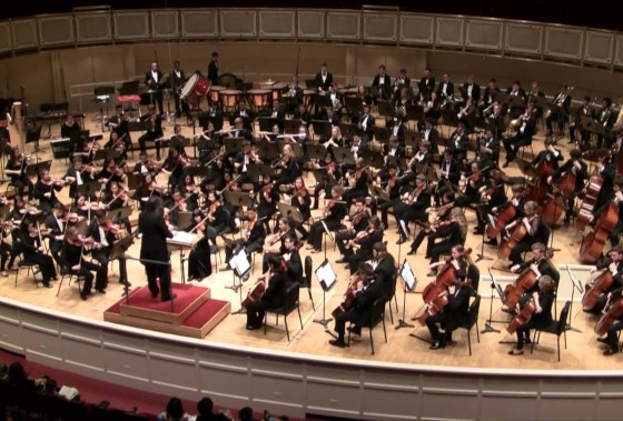 оркестр исполняет Симфонию №4 Чайковского