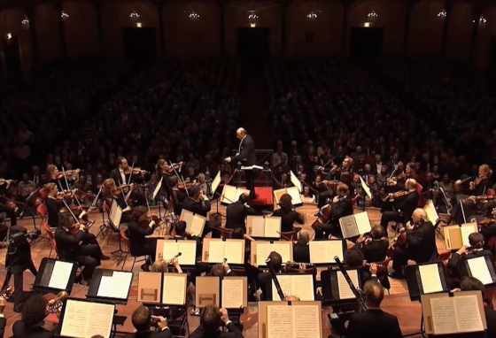 оркестр исполняет «Неоконченную симфонию» Шуберта