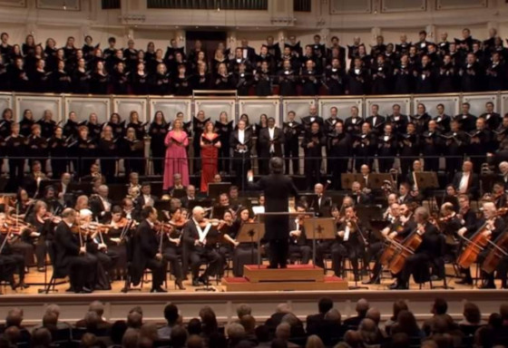 оркестр и хор исполняют «Симфонию №9» Бетховена