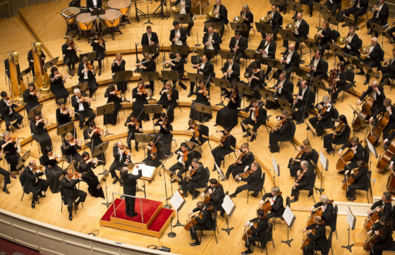 оркестр исполняет «Симфония №1» Глазунова