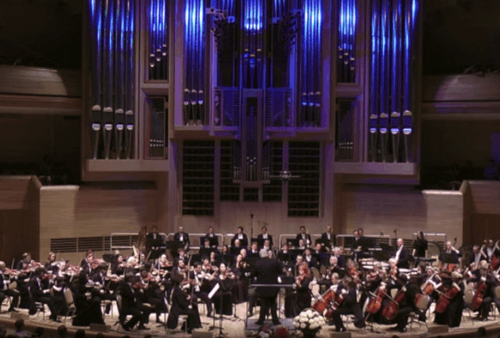 оркестр исполняет «Итальянское каприччио» Чайковского